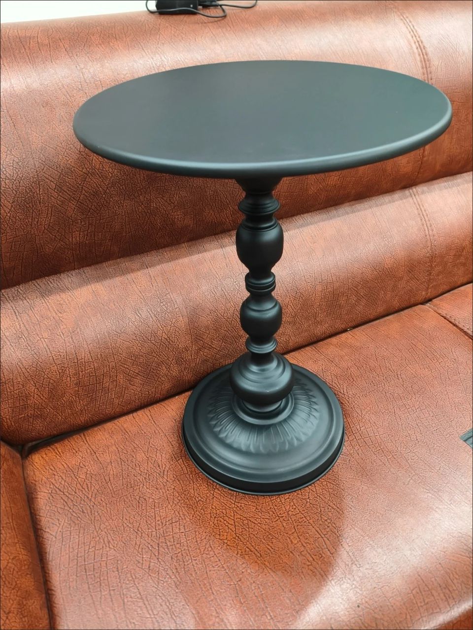 Round Iron Pedestal Side Table Black Retro Turned Base Bedside Table Small Accent Coffee Table for Living Room | Bedroom and Reading Corner